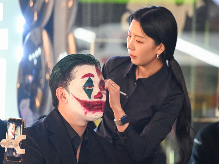 핼러윈데이를 하루 앞둔 30일 오후 대구 중구 동성로 클럽골목에서 바를 운영하는 박윤환(27)씨가 전문 메이크업 아티스트에게 영화 조커 캐릭터 분장을 받고 있다. 김민진 수습기자
