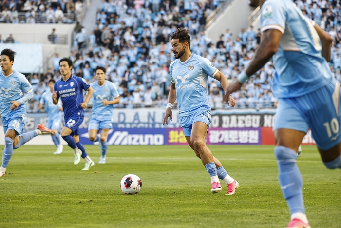 공을 몰고 가고 있는 대구FC 세징야. 대구FC 제공