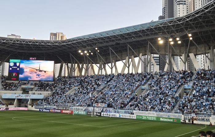 31일 오후 대구iM뱅크파크에서 응원전을 펼치고 있는 대구FC 팬들. 노진실 기자