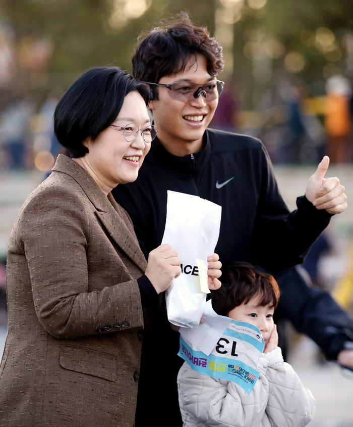 한성숙 국무총리가 31일 옛 안동역 일원에서 제2회 코리아 그래든 페스티벌 개막식에 앞서 소상공인 이벤트 행사에 참여해 직접 경품권을 추첨한 후 시민과 기념촬영을 하고 있다. 피재윤기자