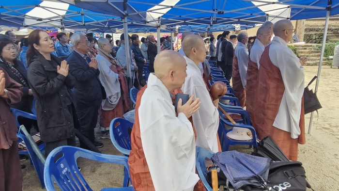 거조사에서 은해사 성로 주지스님을 비롯한 500여명의 신도가 참석한 가운데 성대한 나한의식을 올리고 있다. 남정해 기자