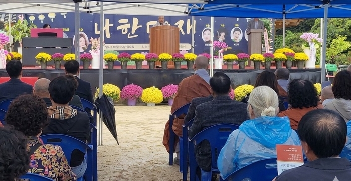 거조사 영산전에서  만중생의 평안을 위한 오백나한대재 및 만발공양을 봉행하는 장면. 남정해 기자