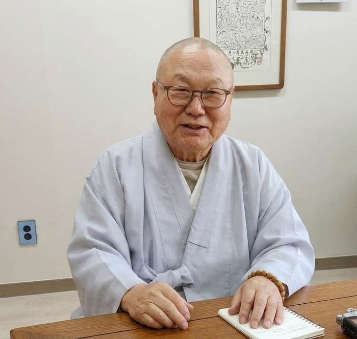 오백나한대제 유네스코 등재를 위해 나머지 인생 바치겠다고 인터뷰를 하고 있는  대한불교조계종 제10교구 본사 은해사 말사 거조사 주지 중화 법타스. 남정해 기자