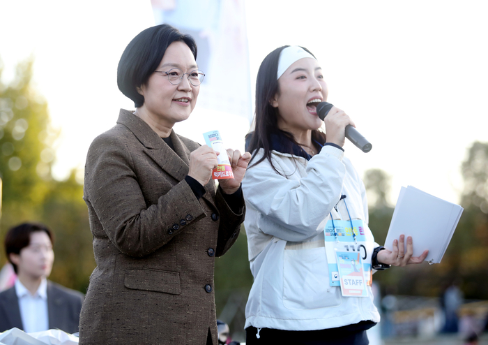 한성숙 국무총리가 31일 옛 안동역 일원에서 제2회 코리아 그래든 페스티벌 개막식에 앞서 소상공인 이벤트 행사에 직접 참여해 경품권을 추첨하고 있다. 피재윤기자