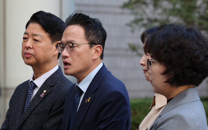 오세훈 시장의 정치자금법 위반 혐의 선고공판이 열리는 23일 오후 서울 서울중앙지방법원 앞에서 더불어민주당 박주민(왼쪽 두 번째), 김영호 의원을 비롯한 관계자들이 기자회견을 하고 있다. 연합뉴스
