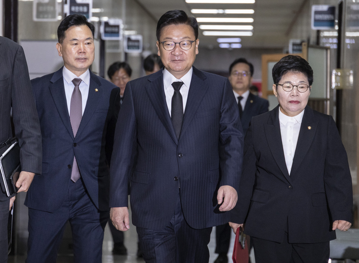 정점식 원내대표와 지도부들이 29일 국회에서 열린 최고위원회의에 입장하고 있다. 연합뉴스