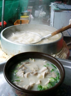 [이춘호 기자의 푸드 블로그] 지역 전통시장 숨은 먹거리 (5)수성구 범어시장 돼지국밥