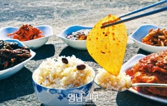 [스토리텔링 2012] 作家 경북음식을 이야기하다 <19> 이상국이 만난 ‘윤팔선 군위 콩잎김치’와 신화의 거장 이윤기