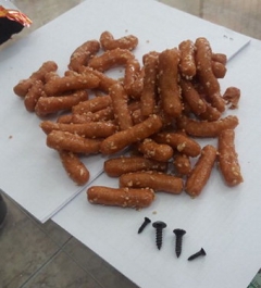 [독자와 함께 !] 유명제과 제품 진실공방 “나사 나왔다” vs “가능성 없다”