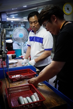 낙동강 하구 명지시장 ‘전어활어시대’…칼질에 좌우되는 뼈·살점·껍질 식감