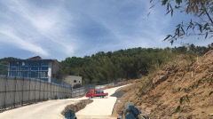 [독자와 함께 !] 울창한 숲 베어내고 콘크리트 옹벽  