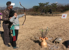 [작은 학교 큰 꿈] 청도 화양초등, 신화랑 풍류마을 연계 국궁 체험으로 애향심 키워