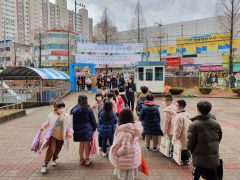 [동네뉴스] 입학식도 워킹스루... 코로나 속에 맞는 경북 경산지역 유초등 입학식