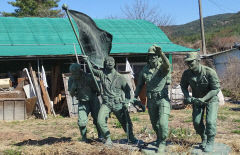[동네뉴스-스마트폰 세상보기] 누가 왜 이곳에?...경주 허름한 집 앞마당에 6·25전쟁 동상