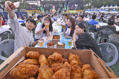 [新한류의 중심 대구 .3] 대구 음식의 세계화, 매콤달콤 K치킨의 성지…치맥축제로 세계인 입맛 잡다