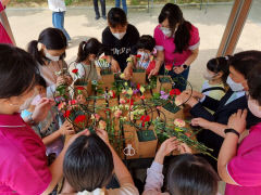 [동네뉴스] 대구 용산2동 마을공동체 '봄날', 어버이날 맞아 홀몸노인 위한 카네이션 꽃바구니 만들어