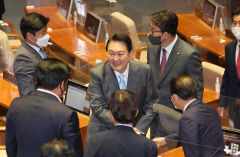 취임 엿새만에 국회 찾은 尹…사전환담·야당 의원들과 악수 등 총리인준 협조 당부