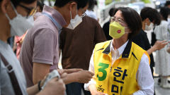 [포토뉴스] 경대북문 찾은 정의당 한민정 대구시장후보