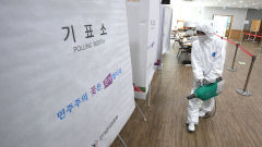 [포토뉴스] 제8회 전국동시지방선거 사전투표장 방역