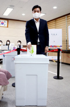 [포토뉴스]사전투표 하는 김위한 안동시장 후보