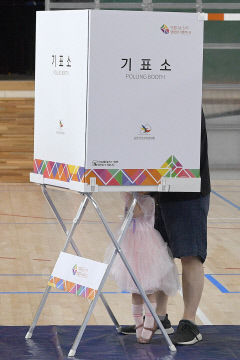 [포토뉴스] 제8회 전국동시지방선거, 기표소가 궁금한 동심
