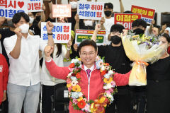 [포토타임] 세리머니하는 이철우 경북도지사