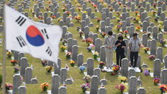 [포토뉴스] 현충일 연휴 첫날, 호국원 찾은 유족들