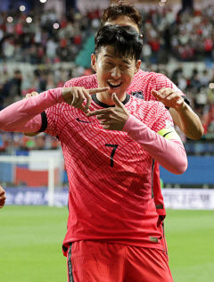 손흥민 환상적인 프리킥…한국, 칠레전 2-0 완승