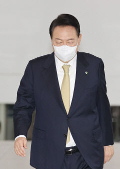 형집행정지 신청한 MB…尹은 특별사면 즉답 피해, 여당은 군불때기