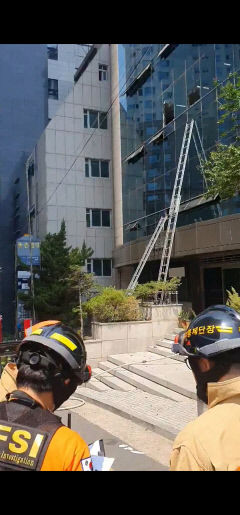 대구 수성구 범어동 대구법원 뒤 건물서 화재...건물 안 사람들 구조 중