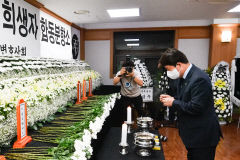 [포토뉴스] 방화참사 합동분향소 찾은 권영진 대구시장
