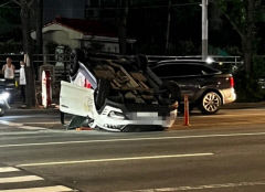 15일 저녁 대구 달서구 유천네거리 부근 승용차 전복사고...1명 병원 이송