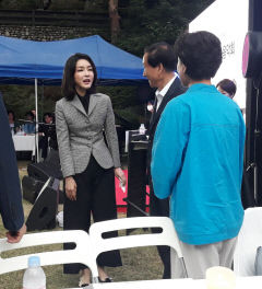 대통령 부인 김건희 여사, 고 심정민 소령 추모음악회 참석, 유가족 위로