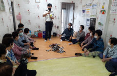 경산경찰서, 경로당 어르신들에게 형광지팡이 전달