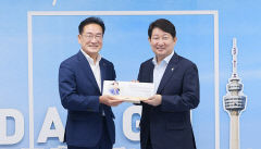 최기문 영천시장, 권영진 전 대구시장에 감사패 전달