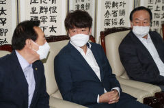 월성원전 찾은 이준석, 자진사퇴설에 