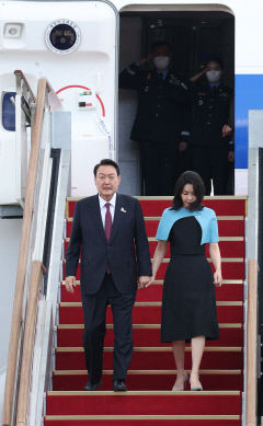 尹 대통령, 외교 데뷔전 마치고 귀국… 이준석 '깜짝 마중' 눈길