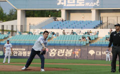 이강덕 포항시장, 도민체전 홍보 위해 프로야구 삼성-LG 경기 시구