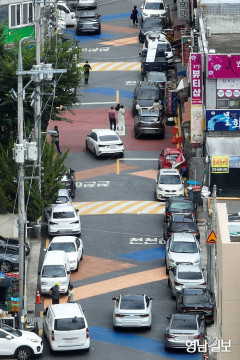 [포토뉴스] '보행자 우선 도로' 시행 첫날, 불법주차는 여전