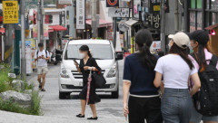 보행자 전용도로 적용 시간에 차량 바쁘게 오가…CCTV는 불법 주정차만 단속