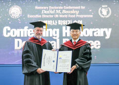 영남대, 비즐리 UN WFP 사무총장에게 명예박사 학위 수여