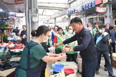 尹 청송군수, 전통시장 돌며 '얼음생수 나눔'