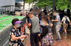 [르포] 남녀노소 줄서서 기다려야 한다... '포켓몬빵'이 대체 뭐길래