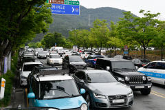 [포토뉴스] 워터밤 행사 열린 대구스타디움 주변 불법주차 극성
