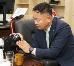 자전거 출근하며 민생 소통하고, 직원 위해 커피 내리고...칠곡군수 탈권위 행보 '눈길'