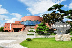 ['문화도시'와 멀어지는 김천시 문화예술 행정] 아날로그 못벗어난 문예회관…전시 다양성 실종된 시립미술관