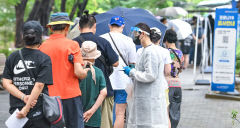 [포토뉴스] 코로나19 길게 늘어선 검사 행렬