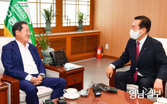 [포토뉴스] 대구시장과 안동시장, 안동댐 취수원 논의 '화기애애'