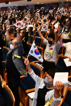 [포토뉴스] 광복절 맞아 대한독립만세 외치는 대구시민들