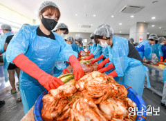 [포토뉴스] 소외계층에 전달할 여름 김장하는 영남대 학생들